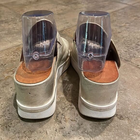 Gentle Souls by Kenneth Cole Gold Gisele 65 Sporty Slide Shoes Womens Size 9 - Picture 4 of 13